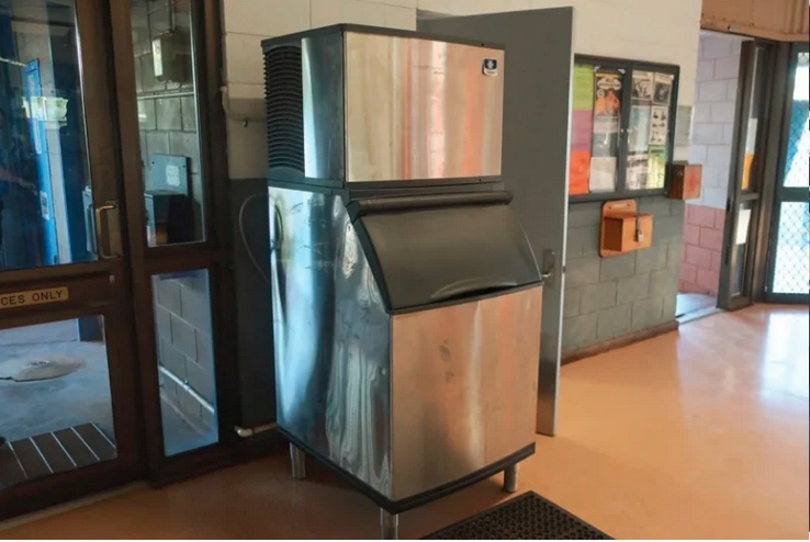 Ice machines like the ones found at crib rooms on mine sites and footy clubs are available for prisoners who can fill up small plastic bags to stay cool with before the cubes melt. Credit:Office of the Inspector of Custodial Services