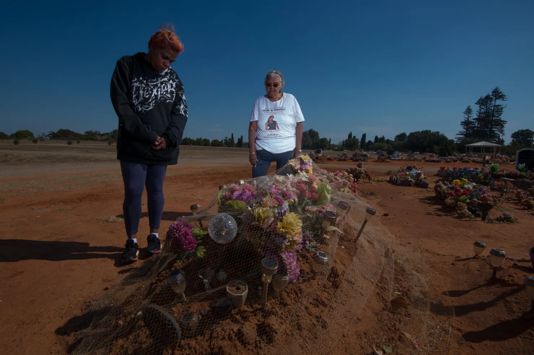 Sherona Roe and Carol Roe at the grave of Ms Dhu in the Geraldton cemetery. CREDIT:JUSTIN MCMANUS